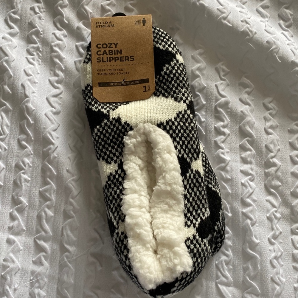NWT cozy cabin slippers